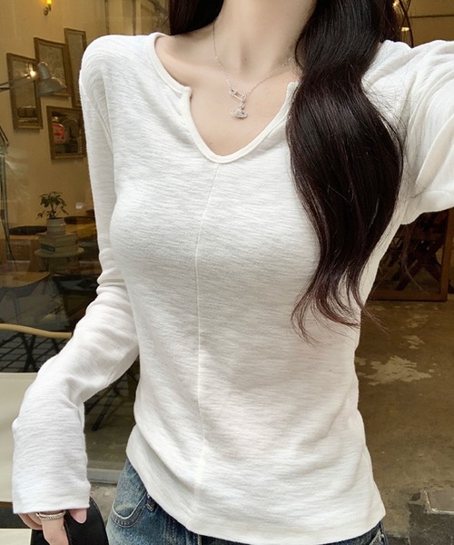 2ly2(トゥーリートゥー)の「Vネックカットソー 長袖 無地 フィット シンプル インナー対応(Tシャツ/カットソー・レディース・ブラック/ホワイト/グレー・FREE)」の5枚目の写真