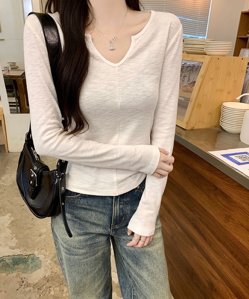 2ly2(トゥーリートゥー)の「Vネックカットソー 長袖 無地 フィット シンプル インナー対応(Tシャツ/カットソー・レディース・ブラック/ホワイト/グレー・FREE)」の9枚目の写真