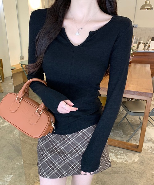 2ly2(トゥーリートゥー)の「Vネックカットソー 長袖 無地 フィット シンプル インナー対応(Tシャツ/カットソー・レディース・ブラック/ホワイト/グレー・FREE)」の16枚目の写真