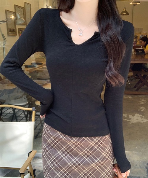 2ly2(トゥーリートゥー)の「Vネックカットソー 長袖 無地 フィット シンプル インナー対応(Tシャツ/カットソー・レディース・ブラック/ホワイト/グレー・FREE)」の17枚目の写真