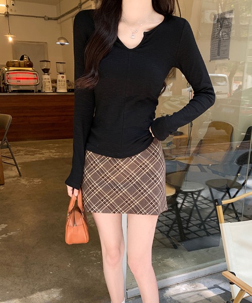 2ly2(トゥーリートゥー)の「Vネックカットソー 長袖 無地 フィット シンプル インナー対応(Tシャツ/カットソー・レディース・ブラック/ホワイト/グレー・FREE)」の20枚目の写真