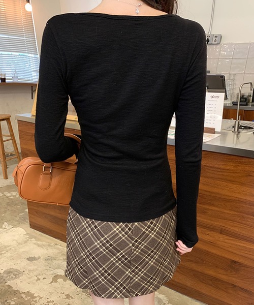 2ly2(トゥーリートゥー)の「Vネックカットソー 長袖 無地 フィット シンプル インナー対応(Tシャツ/カットソー・レディース・ブラック/ホワイト/グレー・FREE)」の21枚目の写真