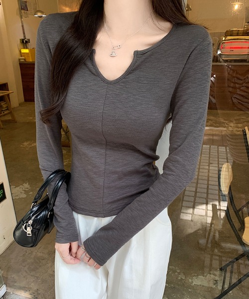 2ly2(トゥーリートゥー)の「Vネックカットソー 長袖 無地 フィット シンプル インナー対応(Tシャツ/カットソー・レディース・ブラック/ホワイト/グレー・FREE)」の22枚目の写真