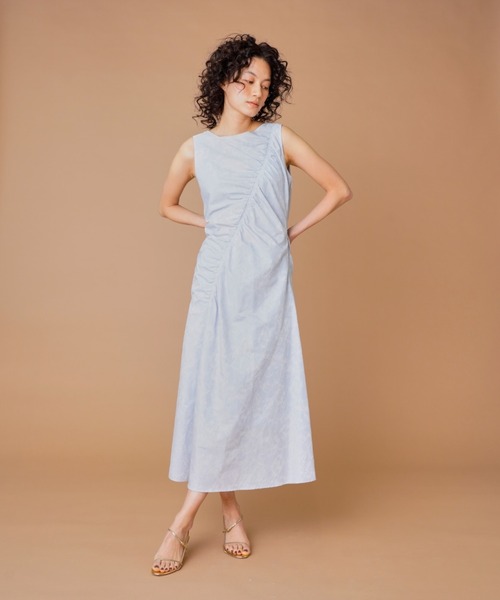 la veille by SUPERIOR CLOSET(ラベイユバイスーペリアクローゼット)の「斜めギャザージャガードワンピース(ワンピース・レディース・サックスブルー・9号)」の2枚目の写真