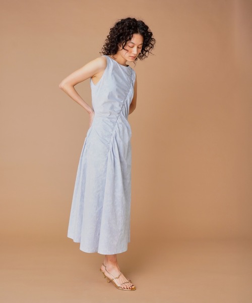 la veille by SUPERIOR CLOSET(ラベイユバイスーペリアクローゼット)の「斜めギャザージャガードワンピース(ワンピース・レディース・サックスブルー・9号)」の3枚目の写真