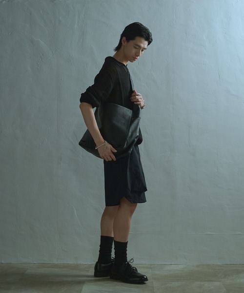 YArKA（ヤーカ）の「【YArKA/ヤーカ】real leather Huge messenger bag [abgm3] / ヒュージメッセンジャーバッグ（メッセンジャーバッグ・レディース・ブラック・FREE）」の2枚目の写真