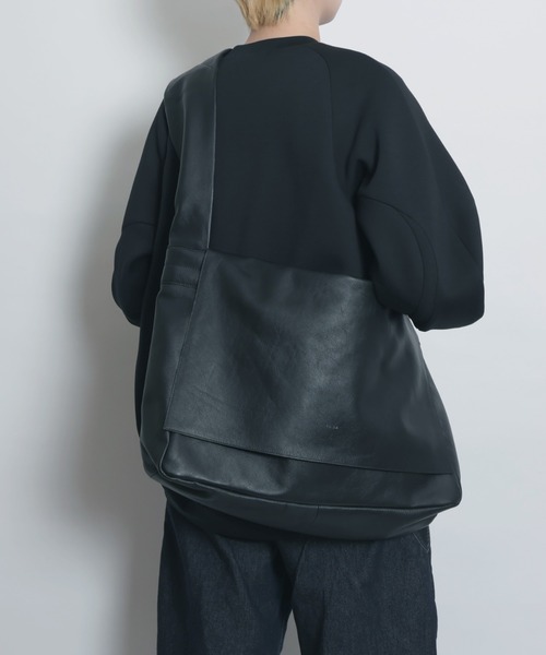 YArKA（ヤーカ）の「【YArKA/ヤーカ】real leather Huge messenger bag [abgm3] / ヒュージメッセンジャーバッグ（メッセンジャーバッグ・レディース・ブラック・FREE）」の9枚目の写真