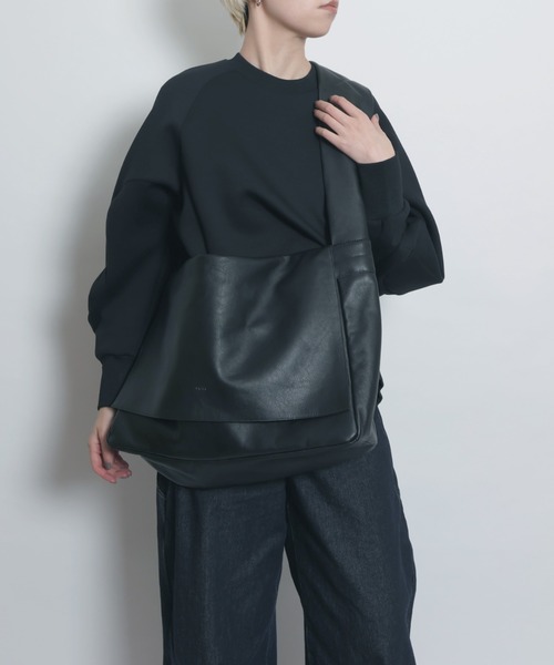 YArKA（ヤーカ）の「【YArKA/ヤーカ】real leather Huge messenger bag [abgm3] / ヒュージメッセンジャーバッグ（メッセンジャーバッグ・レディース・ブラック・FREE）」の6枚目の写真