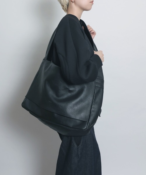 YArKA（ヤーカ）の「【YArKA/ヤーカ】real leather Huge messenger bag [abgm3] / ヒュージメッセンジャーバッグ（メッセンジャーバッグ・レディース・ブラック・FREE）」の7枚目の写真