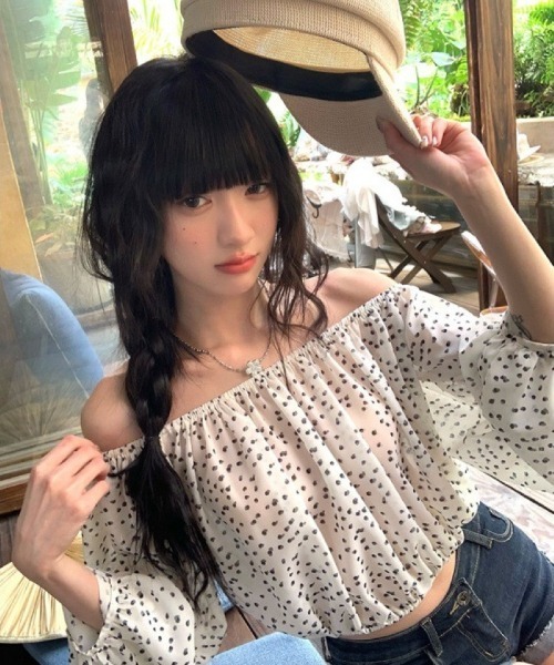 Ritzy(リッツィー)の「ドット柄オフショルダークロップドブラウス(シャツ/ブラウス・レディース・ベージュ・M)」の1枚目の写真