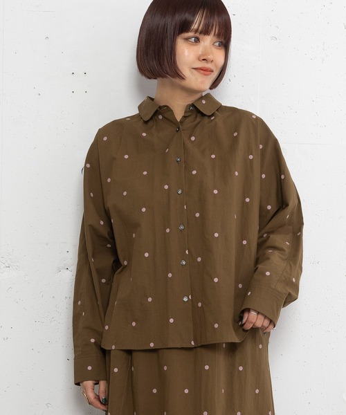 POU DOU DOU(プードゥドゥ)の「ドット刺繍丸衿ドルマンシャツ(シャツ/ブラウス・レディース・キナリ/ダークブラウン/ダークグリーン・3)」の3枚目の写真