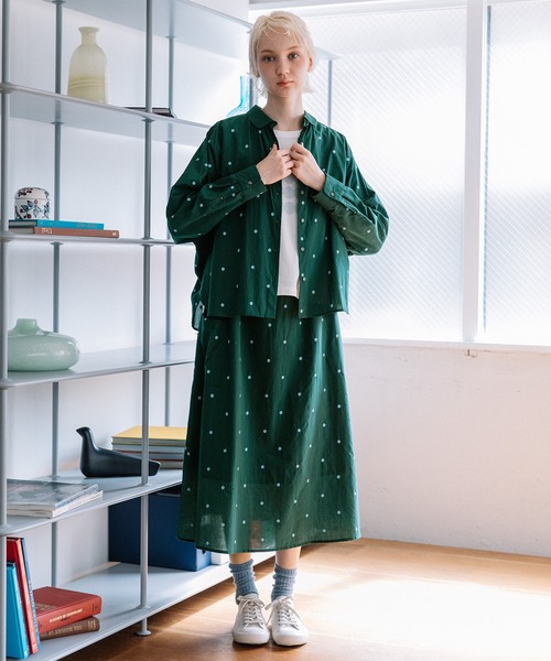 POU DOU DOU(プードゥドゥ)の「ドット刺繍丸衿ドルマンシャツ(シャツ/ブラウス・レディース・キナリ/ダークブラウン/ダークグリーン・3)」の21枚目の写真