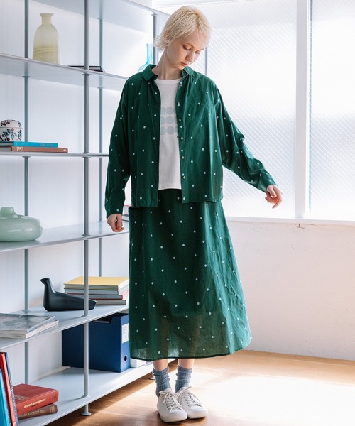 POU DOU DOU(プードゥドゥ)の「ドット刺繍丸衿ドルマンシャツ(シャツ/ブラウス・レディース・キナリ/ダークブラウン/ダークグリーン・3)」の15枚目の写真