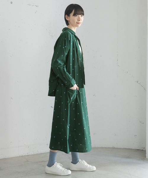 POU DOU DOU(プードゥドゥ)の「ドット刺繍丸衿ドルマンシャツ(シャツ/ブラウス・レディース・キナリ/ダークブラウン/ダークグリーン・3)」の4枚目の写真