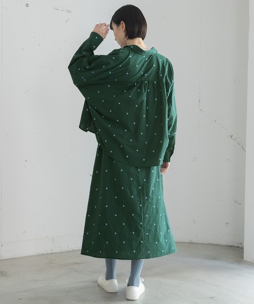 POU DOU DOU(プードゥドゥ)の「ドット刺繍丸衿ドルマンシャツ(シャツ/ブラウス・レディース・キナリ/ダークブラウン/ダークグリーン・3)」の5枚目の写真