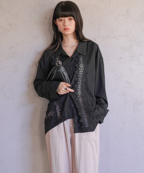 Bab(バブ)の「レースドッキングルーズシャツ(シャツ/ブラウス・レディース・ブラック/ダークブラウン・M)」の2枚目の写真