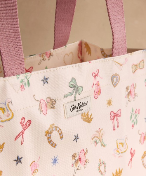 Cath Kidston(キャスキッドソン)の「ミディアムブックバッグ Centre stage(トートバッグ・レディース・クリーム・FREE)」の2枚目の写真