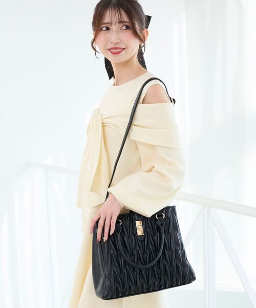 MAJESTIC LEGON(マジェスティックレゴン)の「クラシカルスクエアミディバッグ(ショルダーバッグ・レディース・アイボリー/ブラック・FREE)」の13枚目の写真