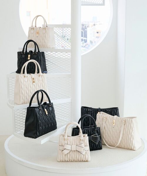 MAJESTIC LEGON(マジェスティックレゴン)の「クラシカルスクエアミディバッグ(ショルダーバッグ・レディース・アイボリー/ブラック・FREE)」の21枚目の写真