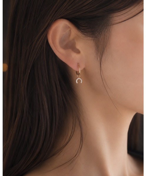 tone(トーン)の「【cocolani】【金属アレルギー対応】ビジュー馬蹄チャーム フープピアス(MA)(ピアス(両耳用)・レディース・シルバー/ゴールド・FREE)」の2枚目の写真