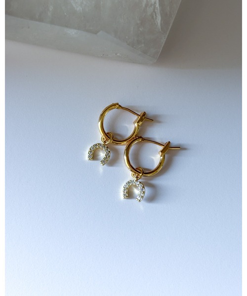 tone(トーン)の「【cocolani】【金属アレルギー対応】ビジュー馬蹄チャーム フープピアス(MA)(ピアス(両耳用)・レディース・シルバー/ゴールド・FREE)」の3枚目の写真