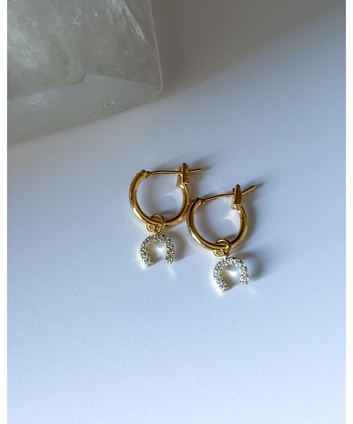 tone(トーン)の「【cocolani】【金属アレルギー対応】ビジュー馬蹄チャーム フープピアス(MA)(ピアス(両耳用)・レディース・シルバー/ゴールド・FREE)」の4枚目の写真