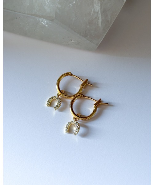 tone(トーン)の「【cocolani】【金属アレルギー対応】ビジュー馬蹄チャーム フープピアス(MA)(ピアス(両耳用)・レディース・シルバー/ゴールド・FREE)」の5枚目の写真