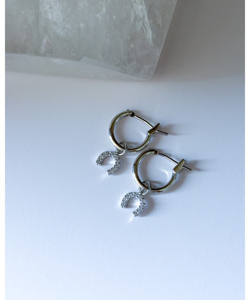 tone(トーン)の「【cocolani】【金属アレルギー対応】ビジュー馬蹄チャーム フープピアス(MA)(ピアス(両耳用)・レディース・シルバー/ゴールド・FREE)」の6枚目の写真