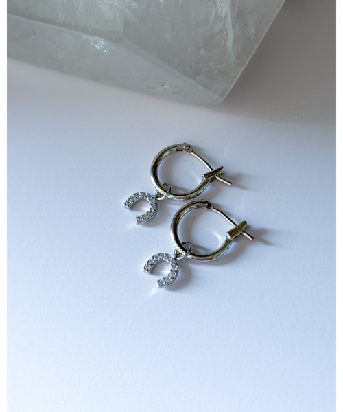 tone(トーン)の「【cocolani】【金属アレルギー対応】ビジュー馬蹄チャーム フープピアス(MA)(ピアス(両耳用)・レディース・シルバー/ゴールド・FREE)」の7枚目の写真