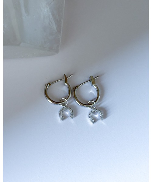 tone(トーン)の「【cocolani】【金属アレルギー対応】ビジュー馬蹄チャーム フープピアス(MA)(ピアス(両耳用)・レディース・シルバー/ゴールド・FREE)」の8枚目の写真