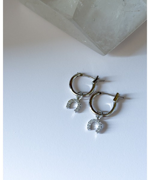 tone(トーン)の「【cocolani】【金属アレルギー対応】ビジュー馬蹄チャーム フープピアス(MA)(ピアス(両耳用)・レディース・シルバー/ゴールド・FREE)」の9枚目の写真