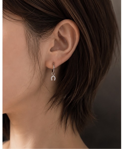 tone(トーン)の「【cocolani】【金属アレルギー対応】ビジュー馬蹄チャーム フープピアス(MA)(ピアス(両耳用)・レディース・シルバー/ゴールド・FREE)」の13枚目の写真