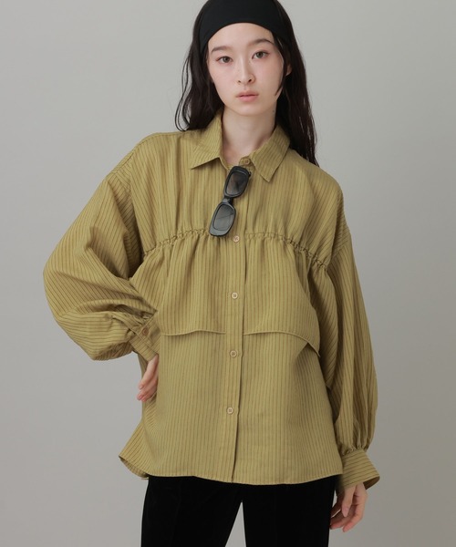 LAKOLE(ラコレ)の「フリルバックシャーリングシャツ / 1056725(シャツ/ブラウス・レディース・アイボリー/ブラック/マスタード/ボルドー・FREE)」の3枚目の写真