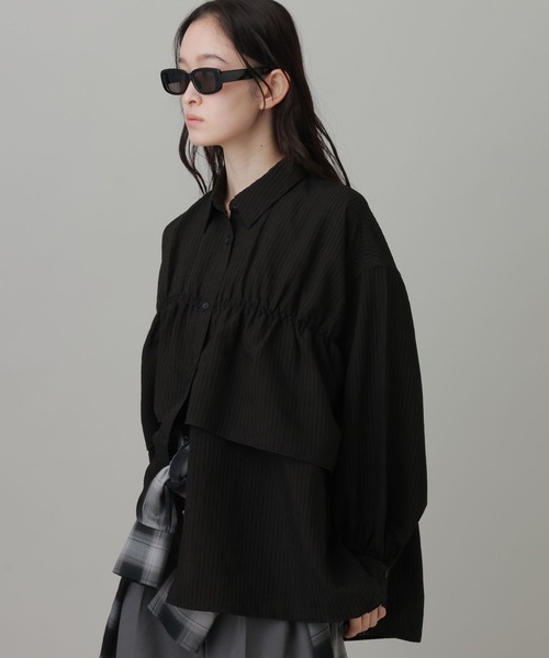 LAKOLE(ラコレ)の「フリルバックシャーリングシャツ / 1056725(シャツ/ブラウス・レディース・アイボリー/ブラック/マスタード/ボルドー・FREE)」の2枚目の写真