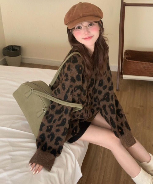 Aelina(エリナ)の「クルーネックヒョウ柄ニットカーディガン(カーディガン/ボレロ・レディース・ブラウン/ベージュ・FREE)」の14枚目の写真