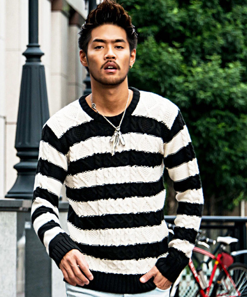 Vicci(ビッチ)の「『vicci/ヴィッチ』ケーブル編みクルーネック長袖ニットセーター(ニット/セーター・メンズ・ホワイト系その他/ホワイト系その他3/ワインレッド/ホワイト系その他6/ブラック/ブラック系その他2/グレー系その他/ブラック系その他/ミックスグレー/ネイビー/アイボリー/ホワイト系その他2/ホワイト系その他4/ホワイト系その他5/ライトグレー/キャメル/ベージュ/オフホワイト/パープル/レッド/カーキ/ホワイト系その他7/インディゴブルー/ピンク/ロイヤルブルー/モカ/グリーン・L/M/LARGE/44/MEDIUM/46/XL)」の9枚目の写真