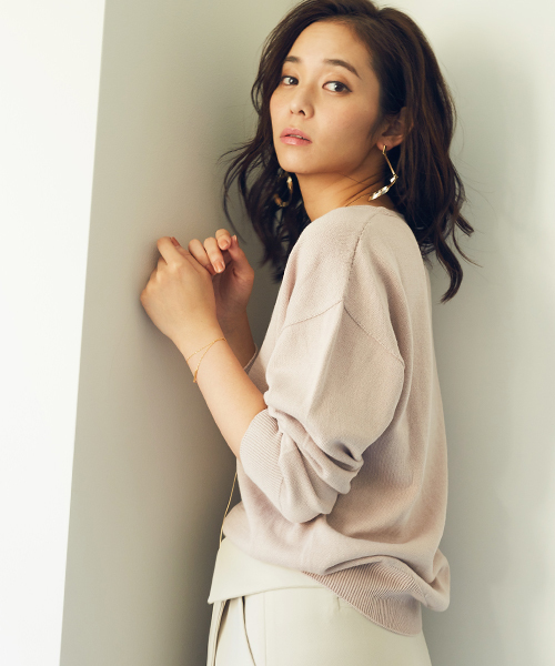 STUDIOUS BLUE（ストゥディオスブルー）の「【WEB限定】STUDIOUS シルク混Vネックニット（ニット/セーター・レディース・オフホワイト/ブラック/イエロー/ミント/ピンクベージュ・FREE）」の5枚目の写真