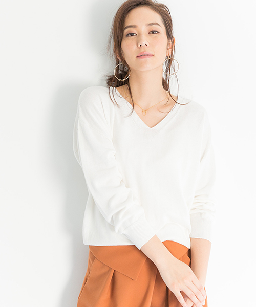 STUDIOUS BLUE（ストゥディオスブルー）の「【WEB限定】STUDIOUS シルク混Vネックニット（ニット/セーター・レディース・オフホワイト/ブラック/イエロー/ミント/ピンクベージュ・FREE）」の2枚目の写真