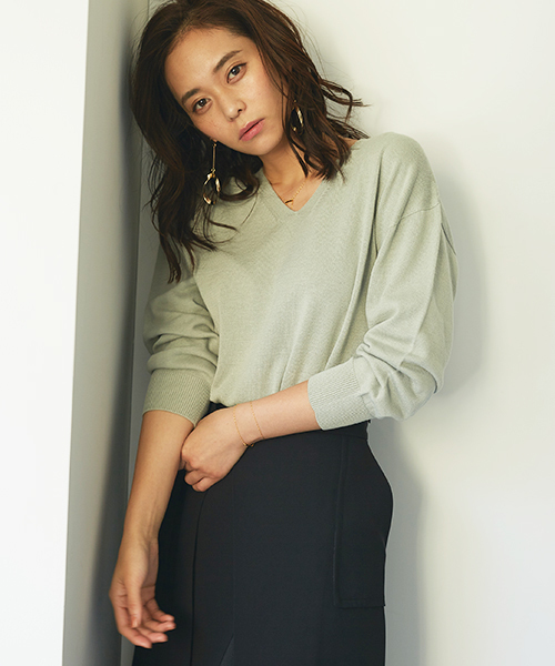 STUDIOUS BLUE（ストゥディオスブルー）の「【WEB限定】STUDIOUS シルク混Vネックニット（ニット/セーター・レディース・オフホワイト/ブラック/イエロー/ミント/ピンクベージュ・FREE）」の4枚目の写真