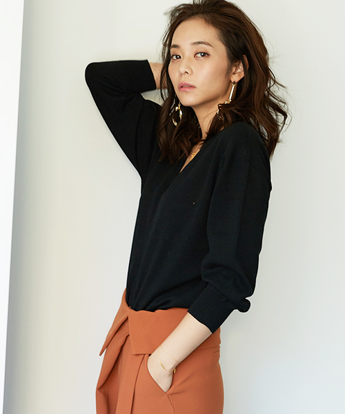 STUDIOUS BLUE（ストゥディオスブルー）の「【WEB限定】STUDIOUS シルク混Vネックニット（ニット/セーター・レディース・オフホワイト/ブラック/イエロー/ミント/ピンクベージュ・FREE）」の3枚目の写真