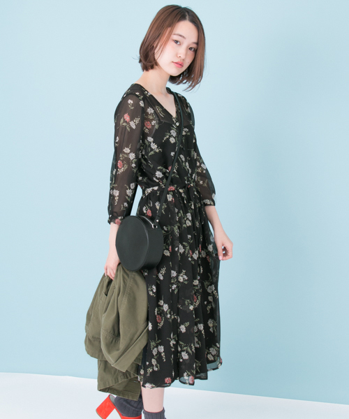 URBAN RESEARCH（アーバンリサーチ）の「楊柳フラワープリントワンピース（ワンピース・レディース・ブラック/オフホワイト・FREE）」の4枚目の写真