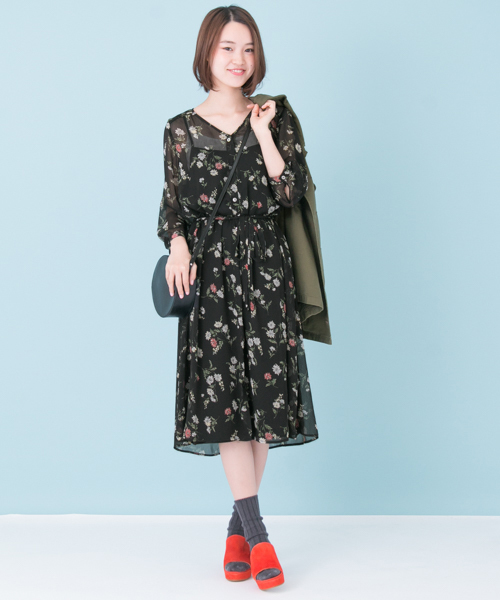 URBAN RESEARCH（アーバンリサーチ）の「楊柳フラワープリントワンピース（ワンピース・レディース・ブラック/オフホワイト・FREE）」の5枚目の写真