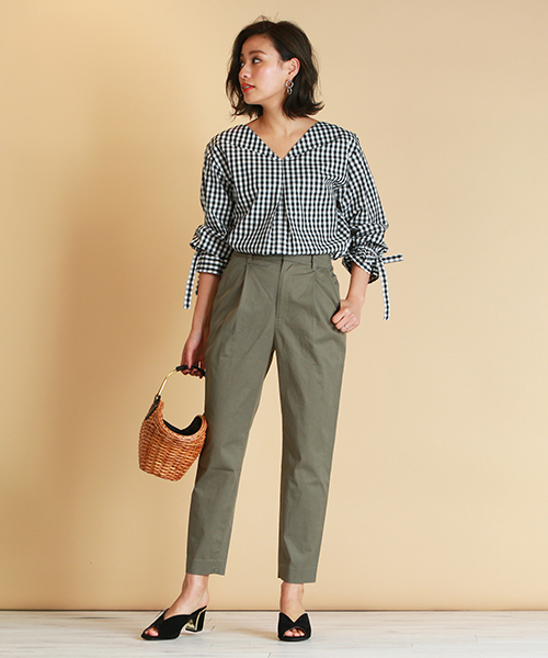 LIPSTAR（リップスター）の「タックスリムテーパードパンツ（その他パンツ・レディース・ベージュ/ネイビー/グリーン系その他2・S/M）」の7枚目の写真