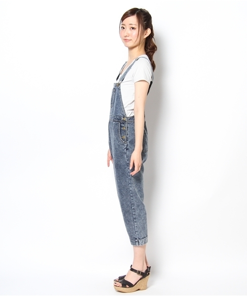 WEGO（ウィゴー）の「WEGO/デニムクロップドサロペット（サロペット/オーバーオール・レディース・ホワイト/インディゴブルー/ダークインディゴブルー・FREE）」の5枚目の写真
