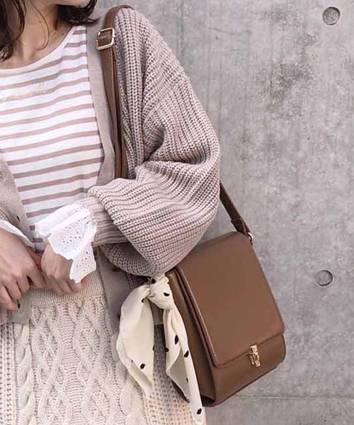 one after another NICE CLAUP（ワンアフターアナザーナイスクラップ）の「スカーフ付き合皮ショルダーバッグ（ショルダーバッグ・レディース・ブラック/ダークブラウン/モカ・FREE）」の3枚目の写真