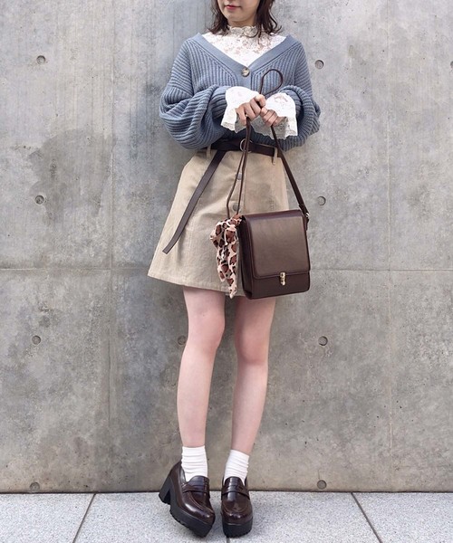 one after another NICE CLAUP（ワンアフターアナザーナイスクラップ）の「スカーフ付き合皮ショルダーバッグ（ショルダーバッグ・レディース・ブラック/ダークブラウン/モカ・FREE）」の4枚目の写真