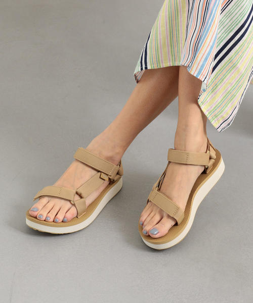 Teva（テバ）の「OC TEVA MID-F UNIVERSAL（サンダル・レディース・ブラック/ベージュ・6/8/7/5）」の2枚目の写真