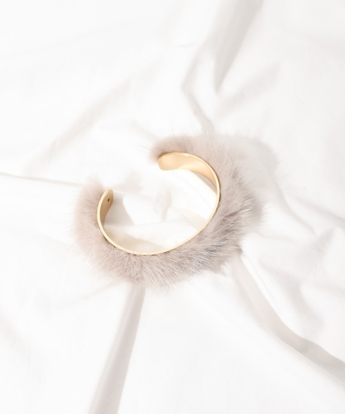 arron（アローン）の「/arron/ナローミンクファーバングル（バングル/リストバンド・レディース・ホワイト/ベージュ/グリーン・FREE）」の2枚目の写真