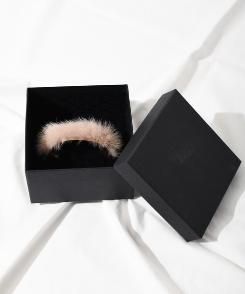 arron（アローン）の「/arron/ナローミンクファーバングル（バングル/リストバンド・レディース・ホワイト/ベージュ/グリーン・FREE）」の4枚目の写真