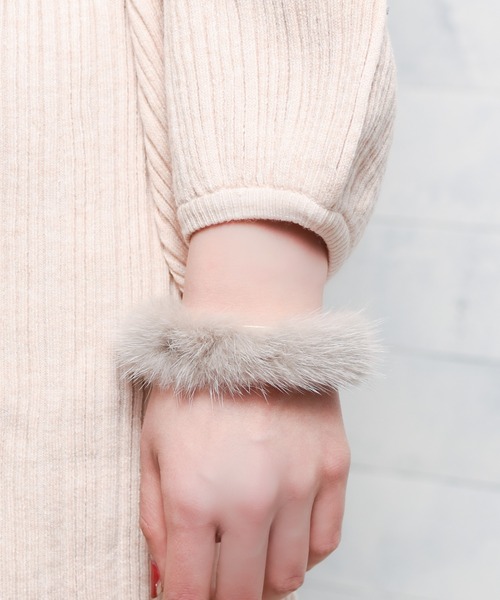 arron（アローン）の「/arron/ナローミンクファーバングル（バングル/リストバンド・レディース・ホワイト/ベージュ/グリーン・FREE）」の5枚目の写真